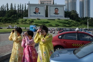 워터파크에 '손풍기'까지…기록적 폭염 속 북한 지침은?