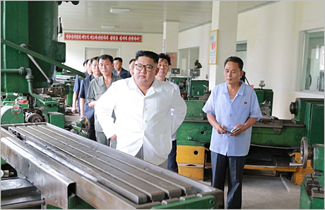 北김정은, 의료기구 공장서 또 질타 "공장이 아니라 마구간"