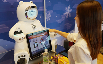 세븐일레븐, AI‧로봇 기술로 활로 모색…인공지능 결제 로봇 ‘브니’ 첫 선