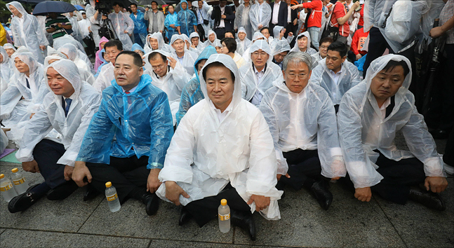 "600만 소상공인의 눈물은 광화문의 빗물"…그곳에 여당은 없었다