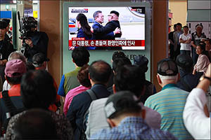 문재인 대통령-김정은 북한 국무위원장 만남 지켜보는 시민들