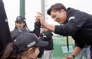 신한은행, 이승엽 야구장학재단과 취약계층 아동 대상 야구 캠프 개최