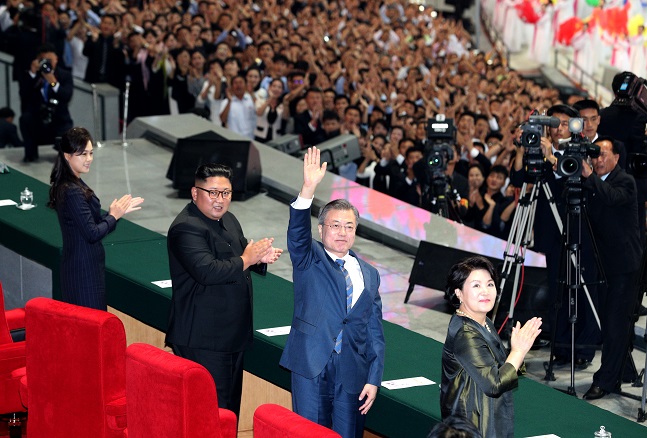 [3차 남북정상회담] [전문]문 대통령, 북한 군중 앞 파격연설 “미래로 나아가자”