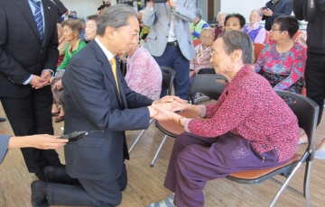 하토야마 전 일본 총리, 합천 원폭 피해자 위로 