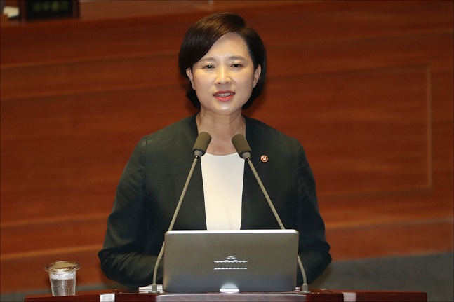 유은혜 교육부 장관 임명에 '보수-진보 대립각'