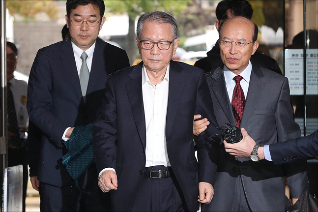 김기춘 징역 1년6개월 법정구속…조윤선 집행유예