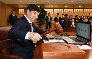 이주열 한은 총재 "금융안정 리스크에 유념할 때"