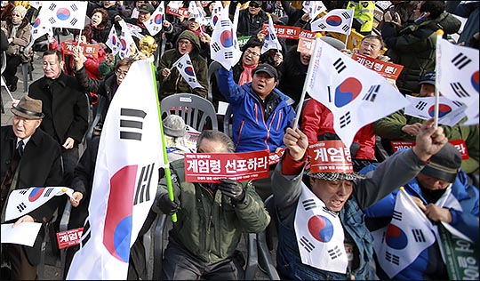 "탄핵 찬성을 공개 사과하라고?"…수렁 빠져드는 한국당