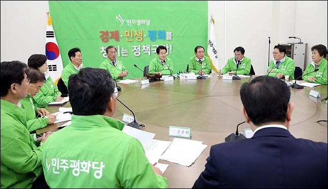새만금에 태양광패널 도배?…평화당 전북 의원들 '폭발'
