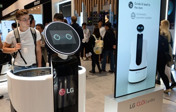 LG전자, ‘리테일 서비스 로봇’ 통해 쇼핑 편의 돕는다…이마트와 ‘맞손’