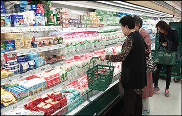 '가격 올렸지만...' 마트 vs. 제조사 우유 가격 놓고 눈치싸움 
