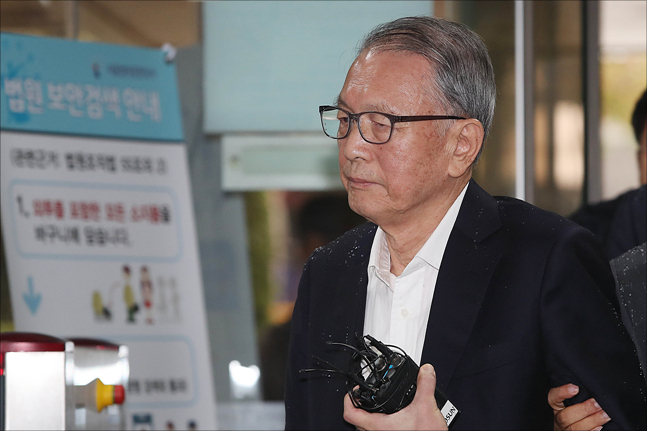 '보수단체 불법 지원' 김기춘, "건강 상 문제…불구속 재판해달라"