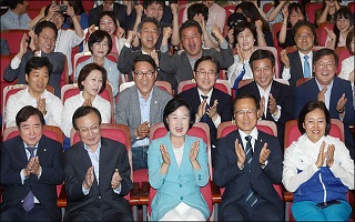 [데일리안 여론조사] 민주당, 지금 총선하면 지지 43.7%…한국당 26.7%