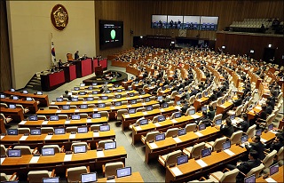 국회, 469조 내년 예산안 진통 끝 통과…야 3당 불참