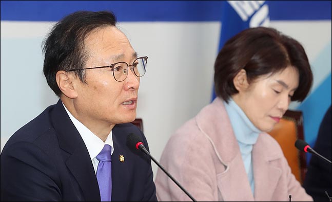 이러지도 저러지도 못하는 민주당…한국당 설득 어쩌나