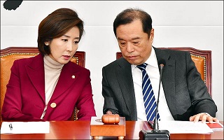 한국당 '투톱' 김병준-나경원, '인적쇄신' 놓고 벌써 충돌