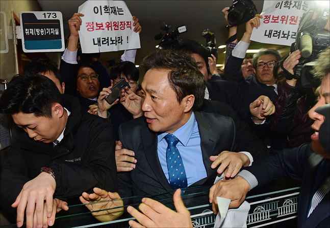 민주당, '이학재 논란'에 바른미래당과 협공…與 속내는?