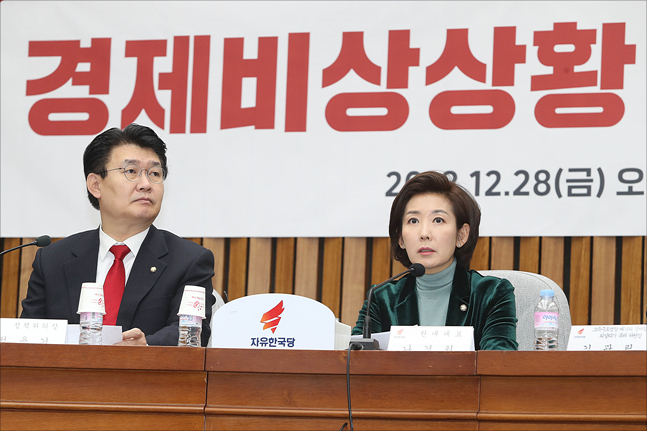 '경제비상상황' 선포한 한국당, 정권심판론 예열한다