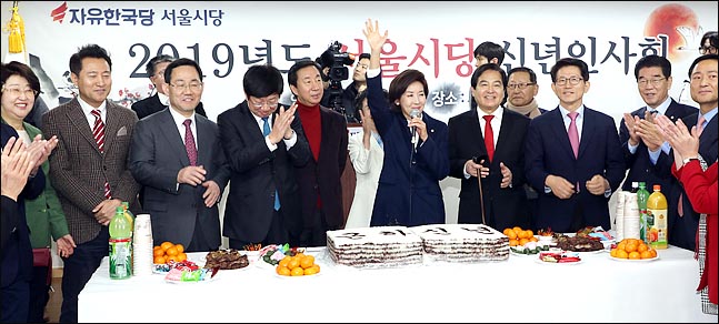 한국당, 지도체제 논의로만 세 번째 의총…'시계제로'
