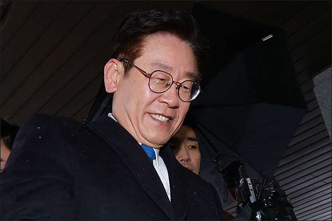 이재명, 첫 재판 출석…"사필귀정 대한민국 사법부 믿는다"