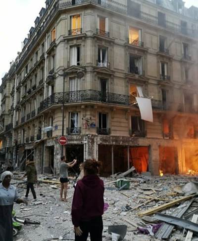 프랑스 파리 빵집서 가스누출 폭발…소방관 등 3명 사망