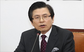 '한국당 입당' 황교안…첫날부터 거물급 정치 행보