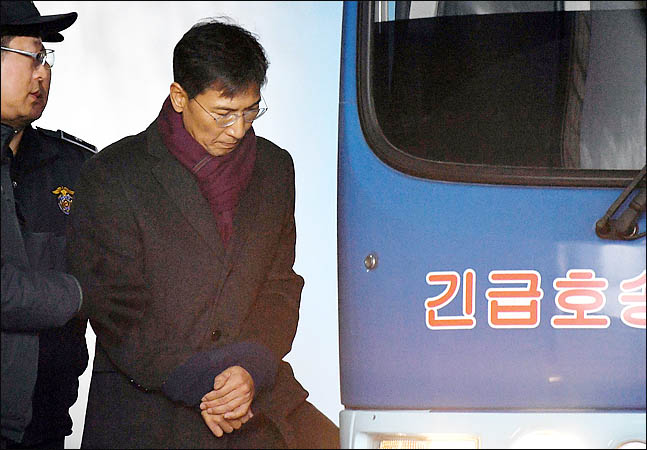 '비서 성폭행 혐의' 안희정, 2심서 징역 3년 6개월