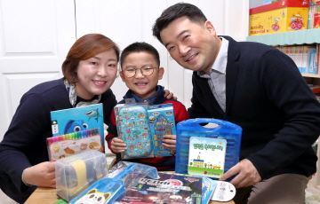 LG디스플레이, 임직원 자녀 1500여명에게 입학선물 전달 
