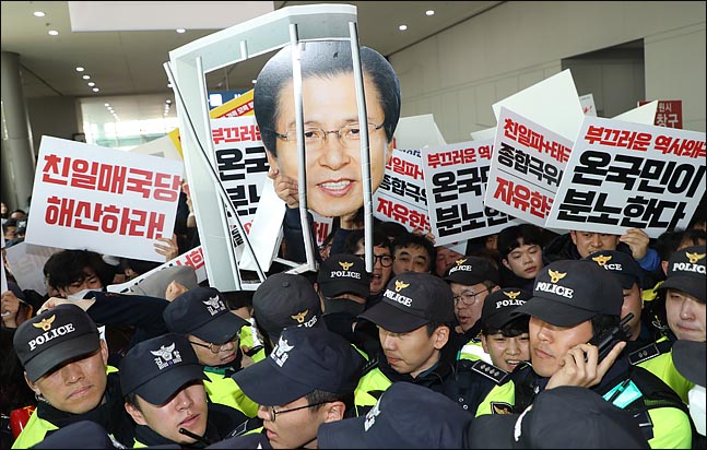 한국당 행안위원 긴급간담회 "전당대회 난입 엄벌" 요구