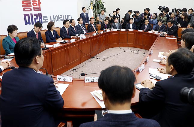 한국당 중진회의 '5·18 비하 논란' 대응방안에 이견