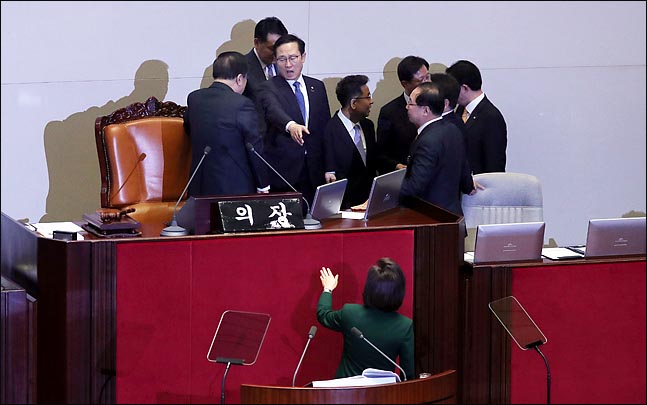 "탄핵 앙갚음" "일베 수준 잡소리"…나경원에 격분한 민주당