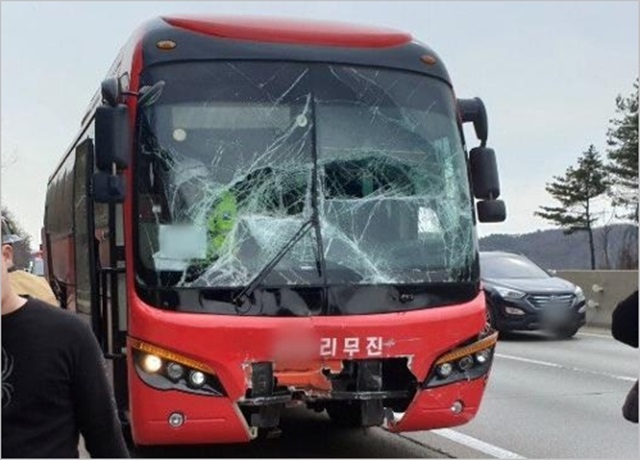 MT가던 버스 2대 추돌 …충남대생  60여명 부상