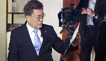 文대통령 지지율 소폭하락 47.8%...부정 48.8% 