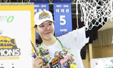 KB 스타즈, 프로 첫 우승 감격 ‘MVP 박지수’
