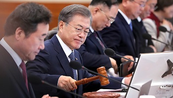 文대통령 지지율 43.7%…부정평가 올해 최고치 51.3% 