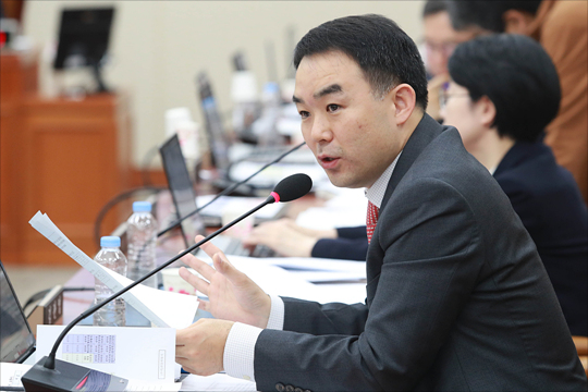 채이배 의원실로 옮겨간 불길…한국당 의원들 "설득 중"