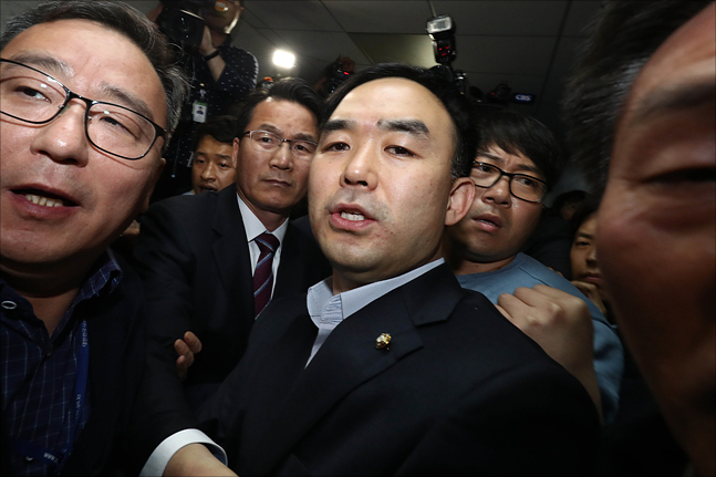 채이배, 한국당 의원들 설득 뚫고 '패스트트랙' 논의 합류