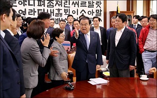 한국당, 文의장 '꼴사나워' 발언에 맹공