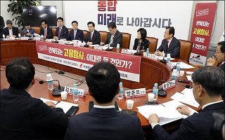 文정권 징비록-4, 최악 빈부격차·마이너스 성장…한국당 "실정 부작용 심각"