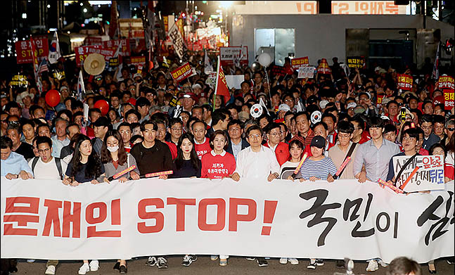 "'달'이 몰락하고 있네"…한국당, 야간집회에 수만 명 몰려