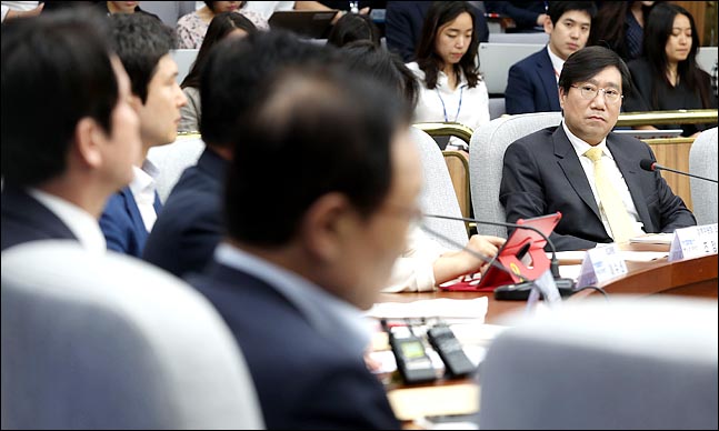 민주당 "한국당 물타기 말라"…양정철 앉은 자리서 엄호