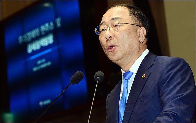 홍남기, G20 참석 차 일본행…美재무장관 IMF 총재 면담