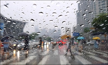 [내일날씨] 요란한 비 오는 일요일, 바람 거세고 천둥·번개