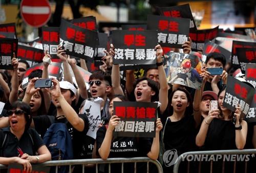 홍콩 송환법 철회 시위 200만, 검은 대행진에 행정장관 공개사과