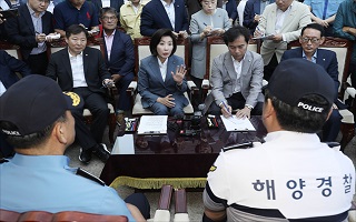 한국당 "'北어선 은폐' 정경두 국방장관 해임해야"