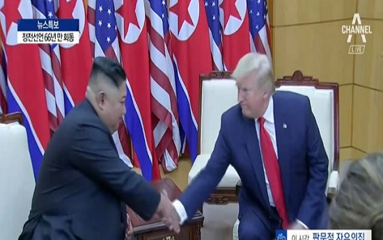 트럼프·김정은·문재인 결국 만났다…美대통령 북한 땅 최초로 밟다