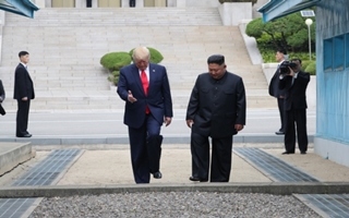 美대통령 사상 첫 북한 땅 밟은 트럼프…김정은·文대통령 한 자리