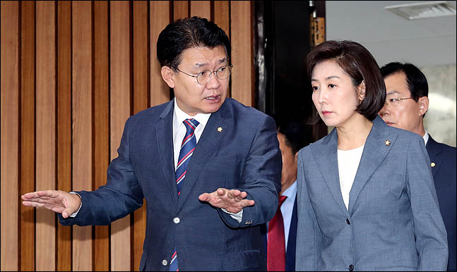 "대한민국 부정의 '큰그림"…한국당, 사회교과서 전량 폐기 요구