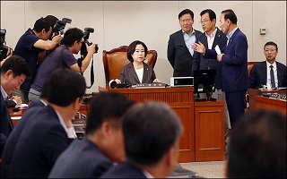 "이대로 볼 수 없다"…박순자 '사퇴거부'에 한국당 골머리