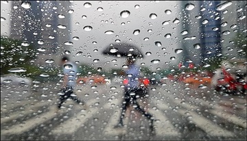 [내일날씨] 제5호 태풍 '다나스' 영향으로 전국 흐리고 비
